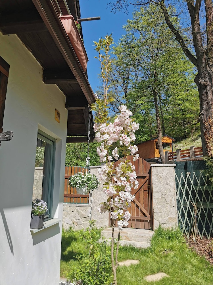 Sunny Wooden House on Creek, 30 Minutes Prague