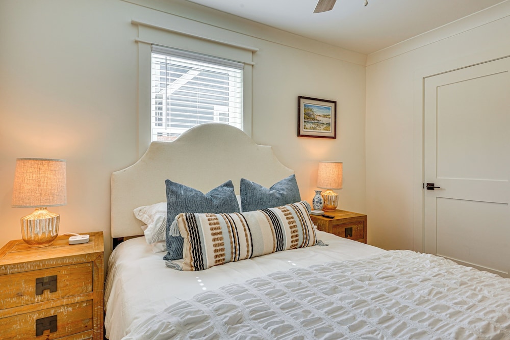 Dtwn Retreat w/ Game Room! Walk to Hampton Park