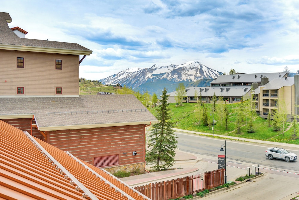 Crested Butte Studio w/ Hot Tub: Walk to Slopes!