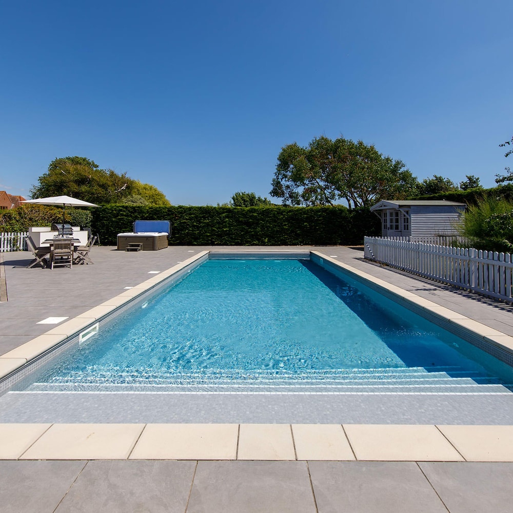 Beach House With Pool in West Wittering