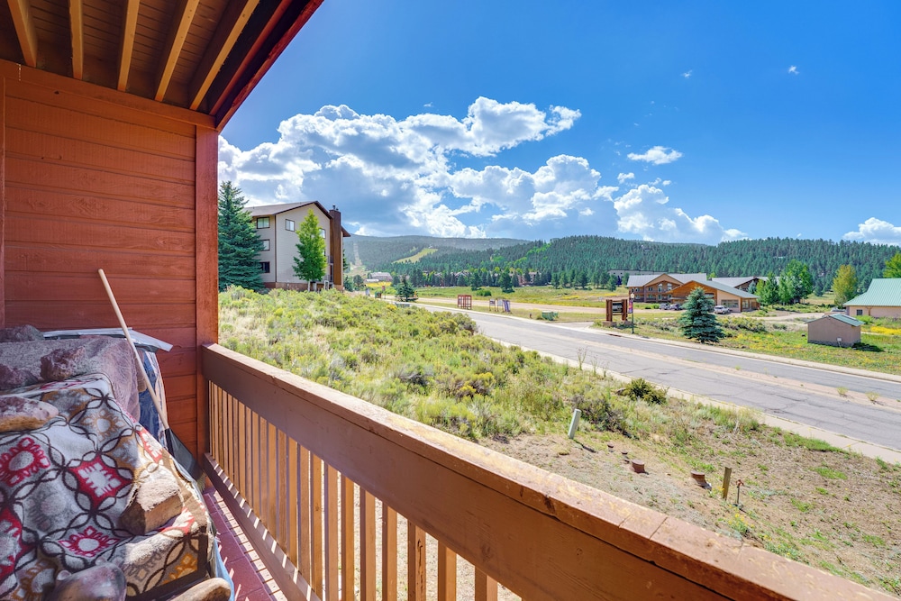 Walk to Angel Fire Resort: Getaway w/ Balcony