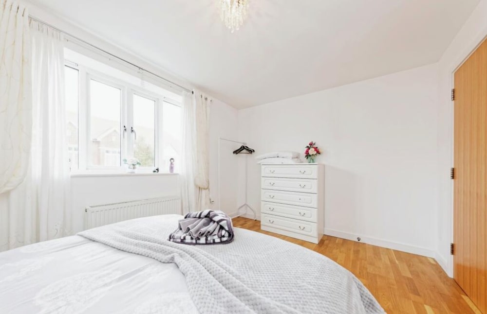 Beautiful Family Town Home With Private Parking