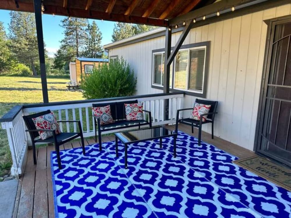 Enchanting Getaway Farmhouse and Tiny House Duo view 3
