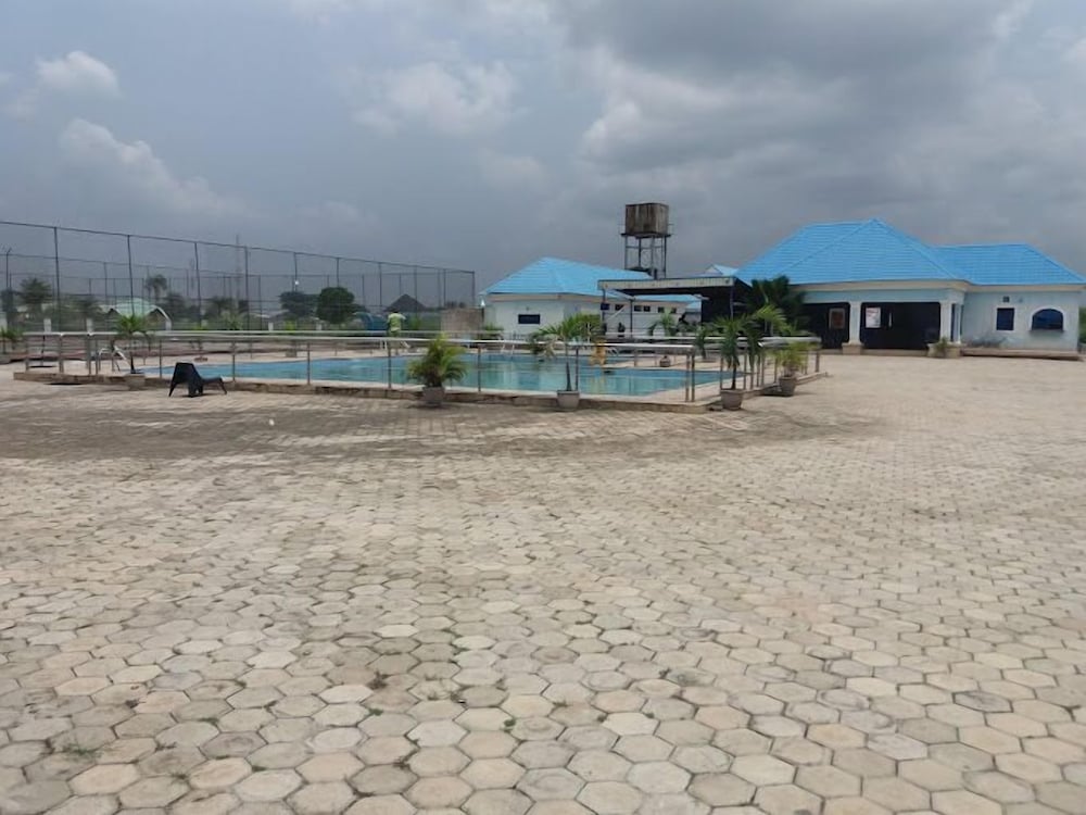 Heroes Luxury Apartments and Suites