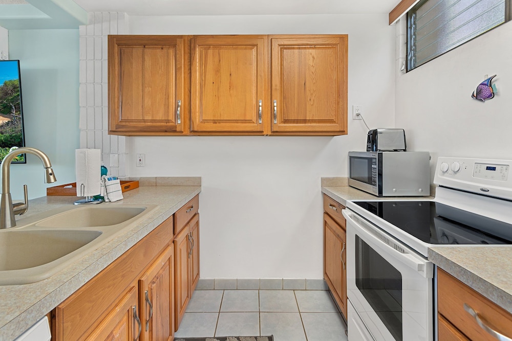 Haleakala Shores A-301 - Golden Sand Beaches, Ocean Views, Sleeps 6, Split AC!