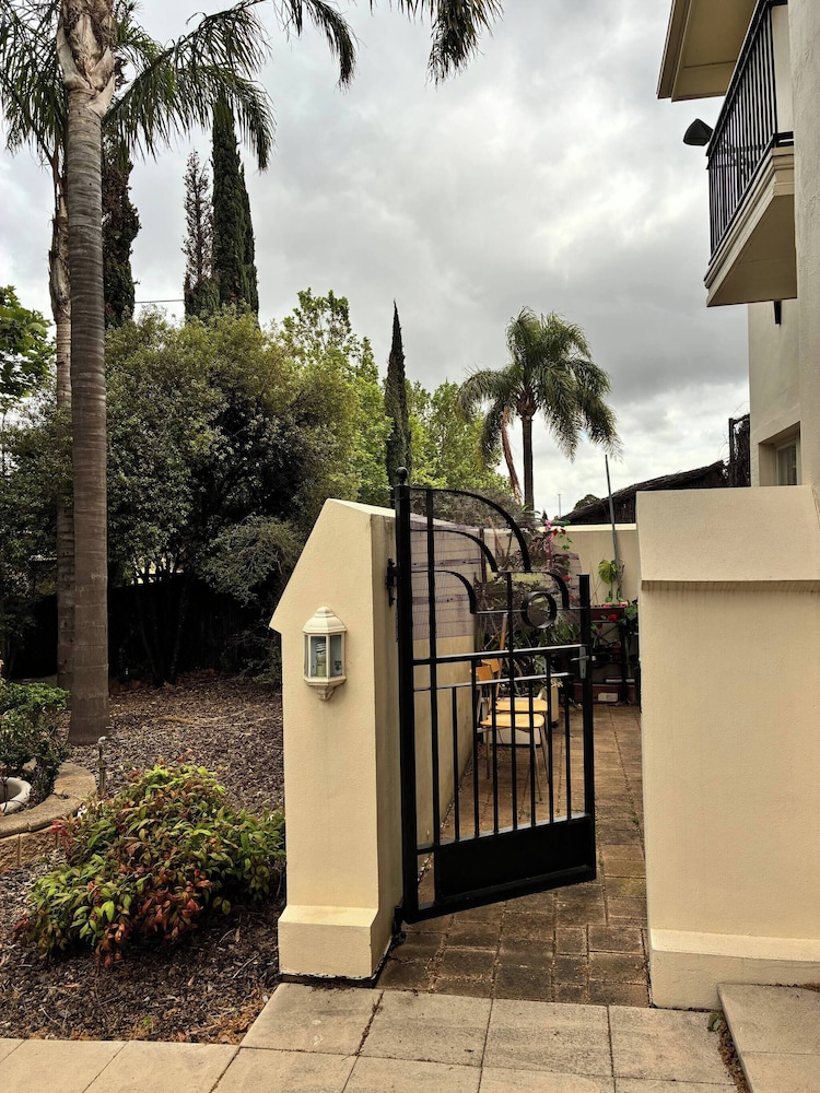 Cozy Tusmore Apartment With Private Garden City View Near Burnside Village Mall