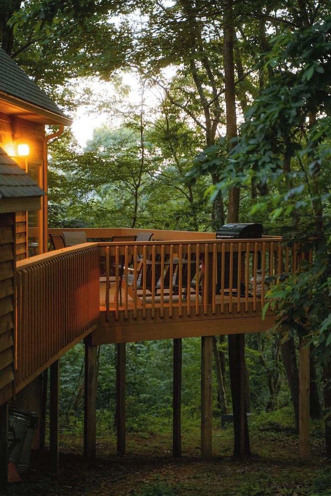 Cheerful Two Bdrm Cabin With Hot Tub & Pet Friendly