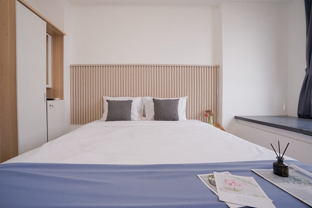 Fully Furnished and Homey Studio Collins Boulevard Apartment