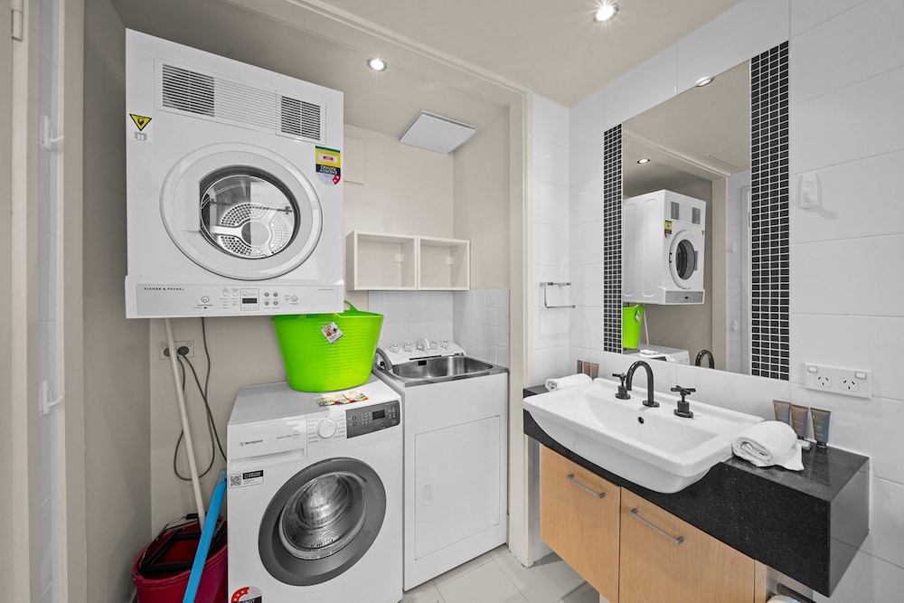 Spacious Apartment With Gym & Pool Access