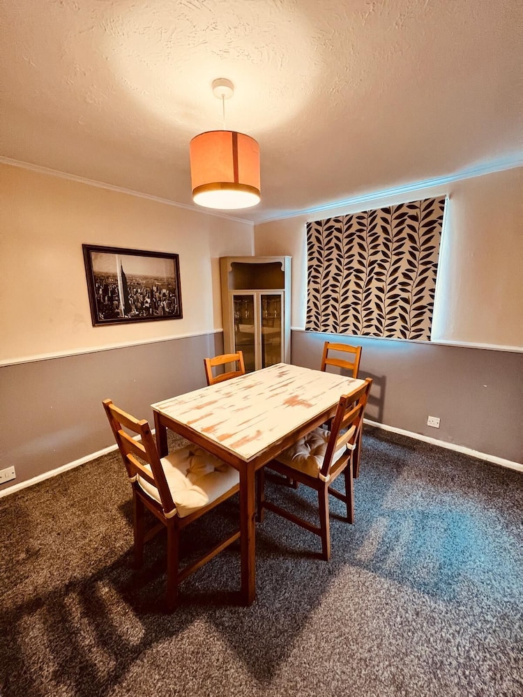 Modern Comfortable Two Bedrooms House DL5 With Garden Parking and Free Wifi