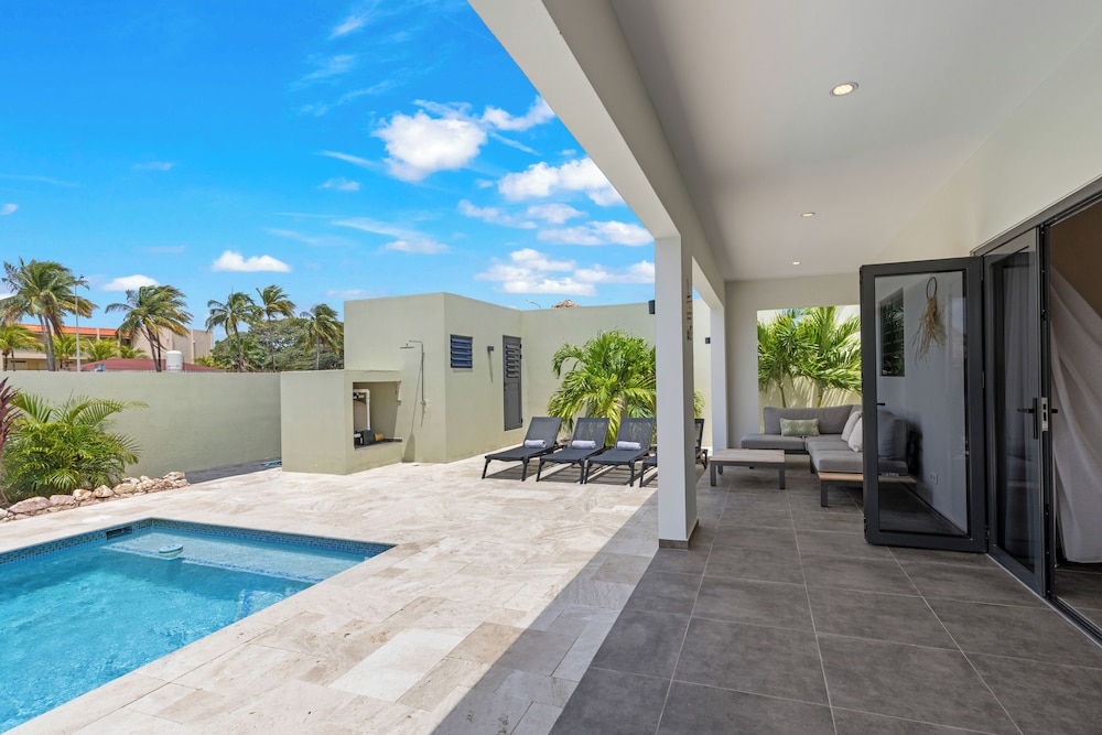 Villa Jasmijn with private pool, at Mambo Beach