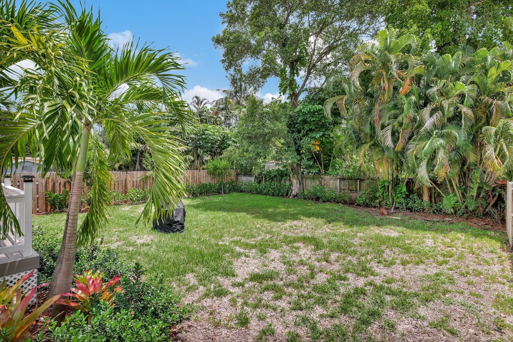 Sunshine Getaway Sleeps 4!