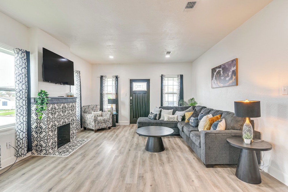 < 1 Mi to Beaches: Galveston Retreat w/ Patio!