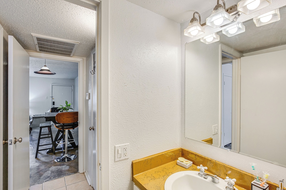 Dallas Condo in Walkable Knox Street District!
