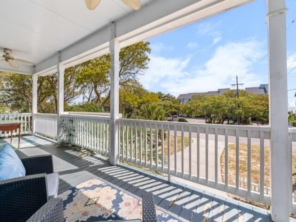 Atlantis Blue - Relaxing Beach Getaway Home Directly Across The Street From Beach Access! 5 Bedroom Home by RedAwning