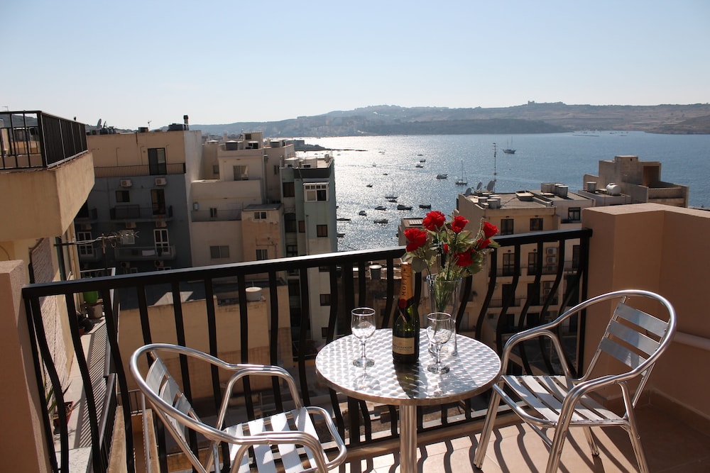 Seashells Penthouse Hot Tub Seaview by Getaways Malta photo 4