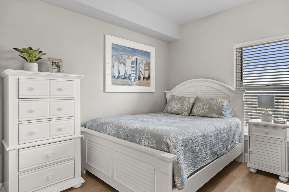 Emerald Isle Resort 1409 Beachfront Access + Chairs Incl Pool, Ocean Views