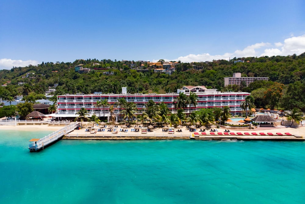 Hotel Grand Decameron Montego Beach, A Trademark All-Inclusive Resort - Image 1