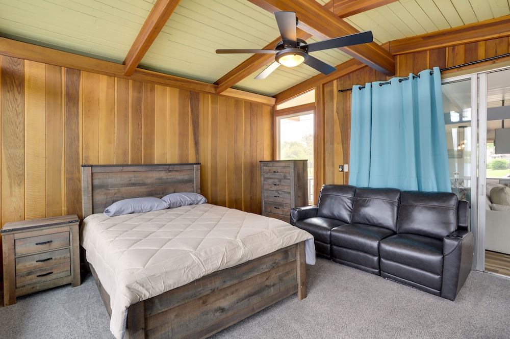 Riverfront Elkhart Rental: Deck & Ping Pong Table! view 4