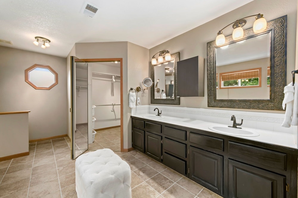 Shady Grove 4 King Beds, Dog Run & Outdoor Fun