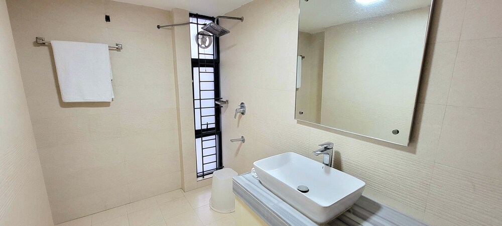 Luxurious 3-bhk Highly Secured & Close to Airport