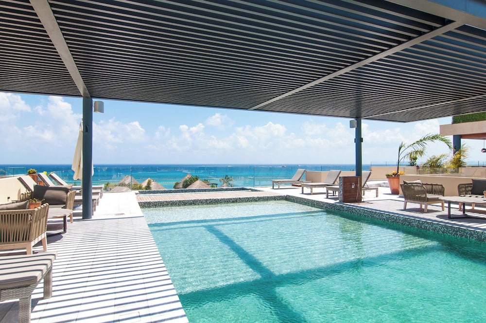 Condos with Oceanview Rooftop Pool