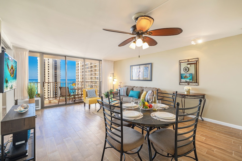 High Floor Ocean View Condo (King Bed and Parking): hotel room photo