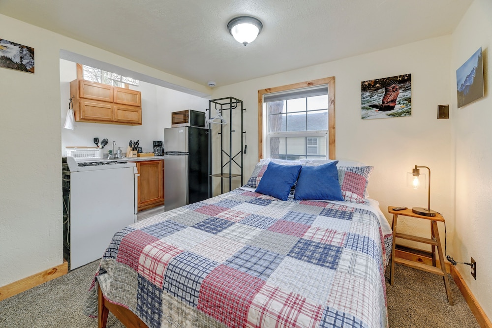 Near Rivers & Trails: Cabin in Rural Grants Pass