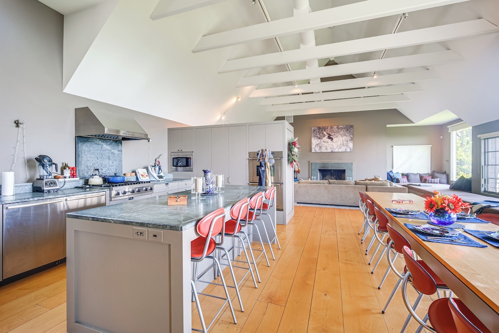Group-friendly Newbury Stunner: Home Gym, Hot Tub!
