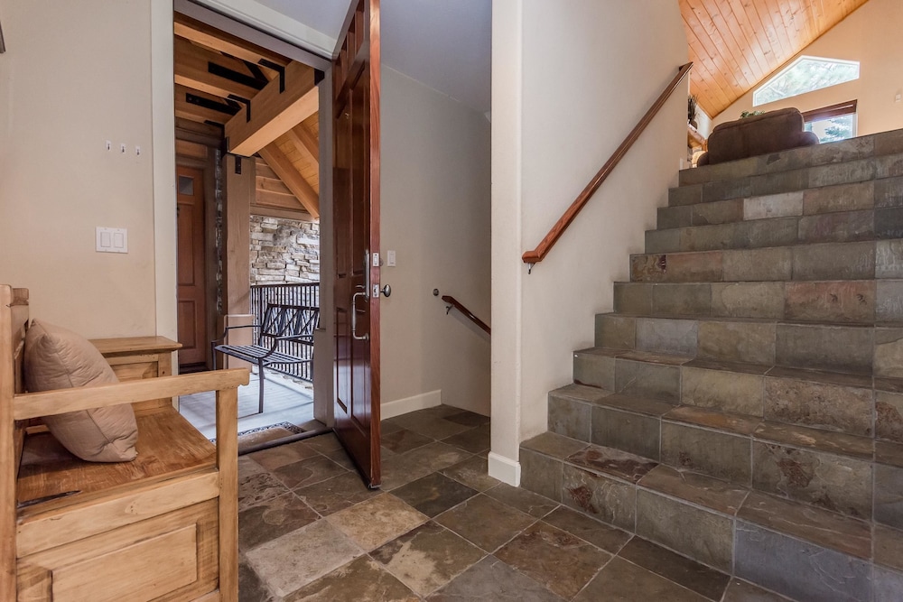 Mammoth Gateway Village 11