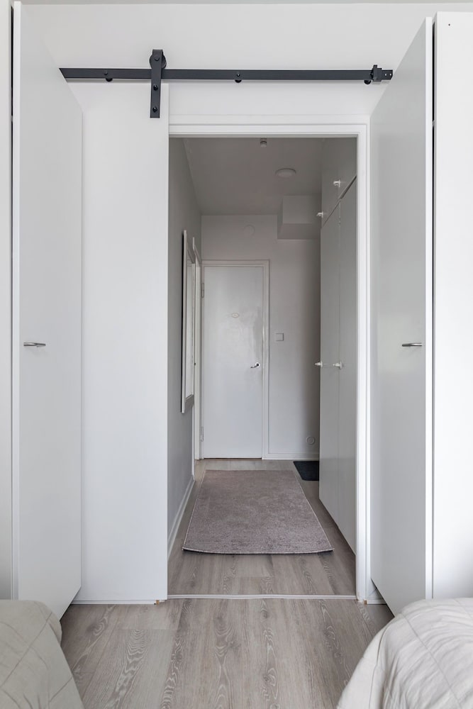 2BR Apt near Center with Free Parking