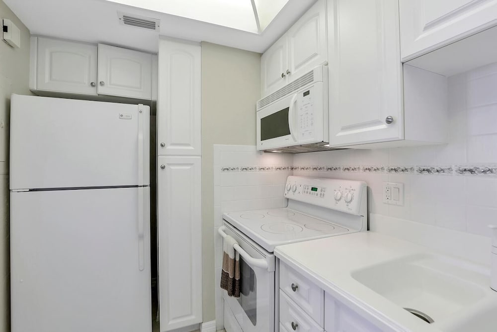 Sunny Beachfront Condo With Pool and Sw-facing Balcony