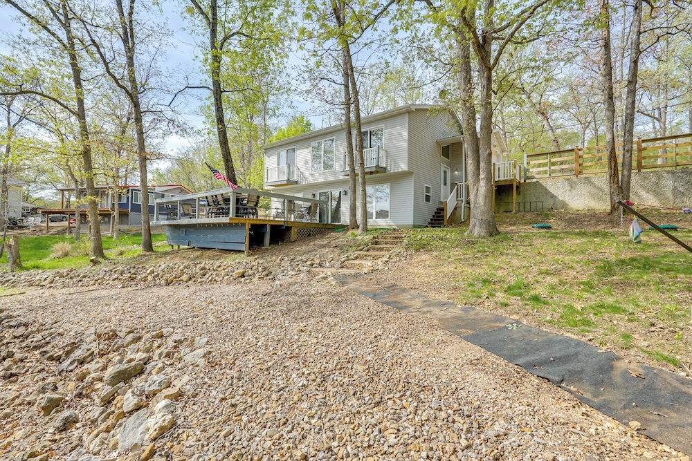 Balcony & Fire Pit: Home on Lake of Ozarks!