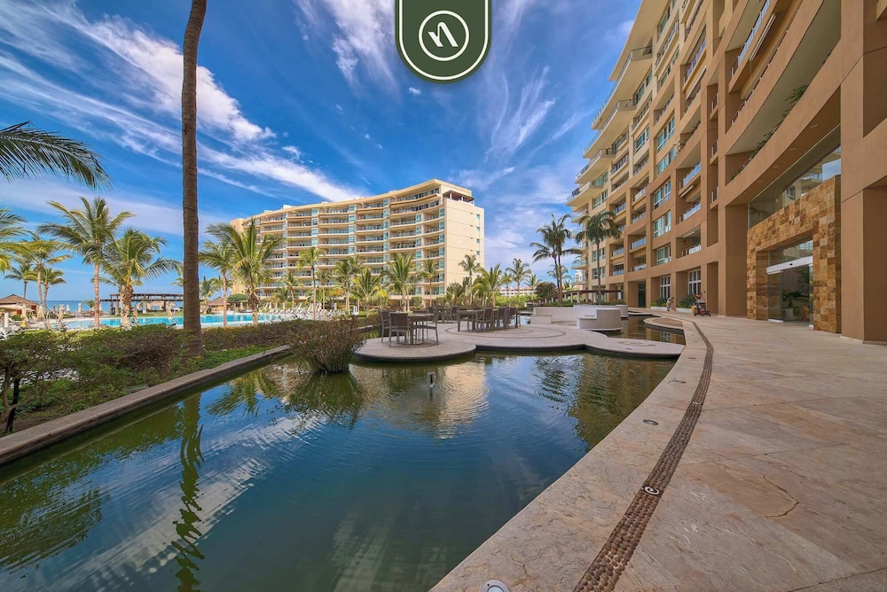 Luxury 4 BR Condo - Private Beachfront Deck With Pool