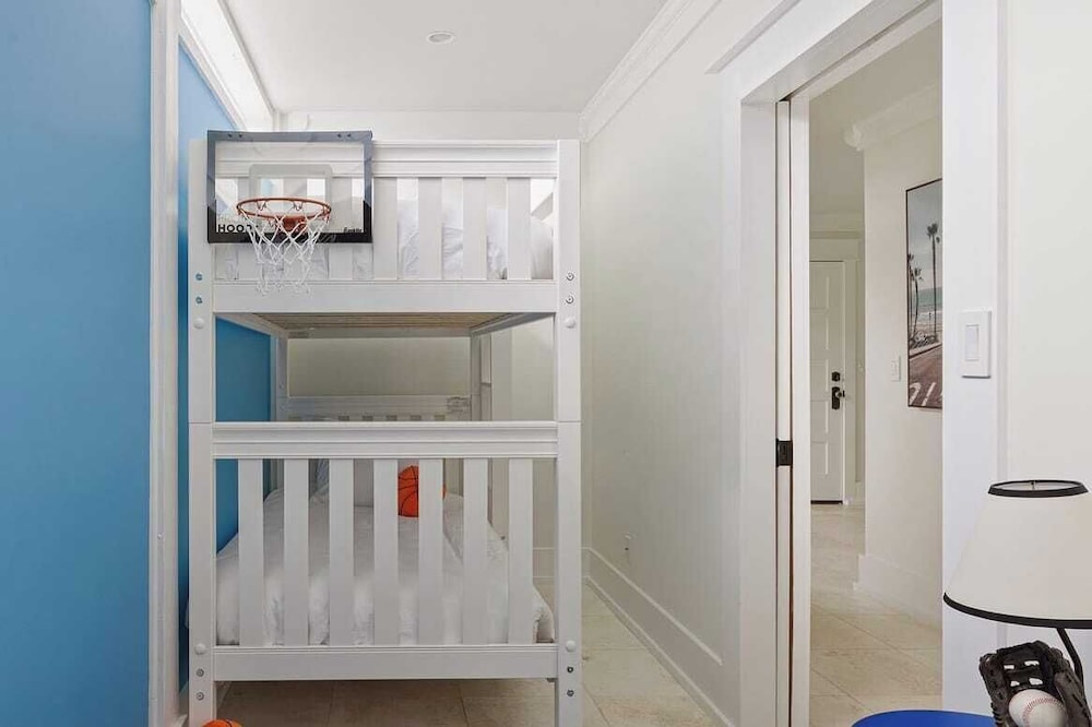 Luxe Villa Near Beach, Pool + Hottub, Chef's Kitchen Woodward Way by Avantstay