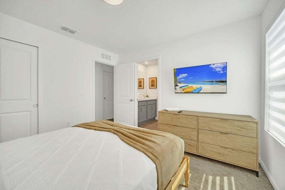 Movie Room, Pool, Theme Rooms Everything Included! 6 Bedroom Villa