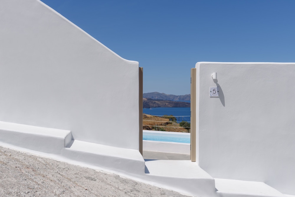 Earino Suites & Villas