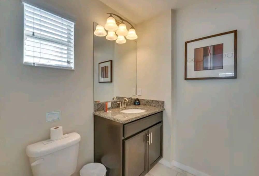 Free Amenities Spacious Home King Beds