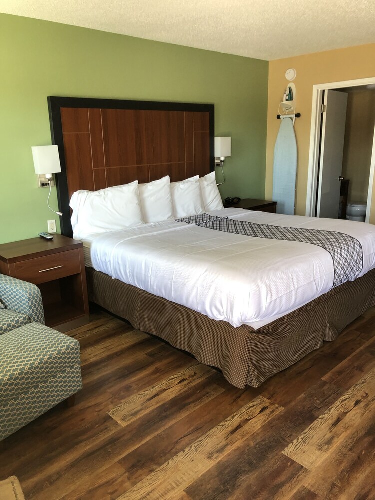 Knight's Inn Motel