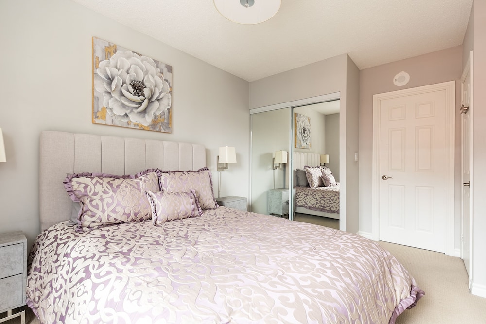 Simply Comfort, Stylish Downtown Apartment view 3
