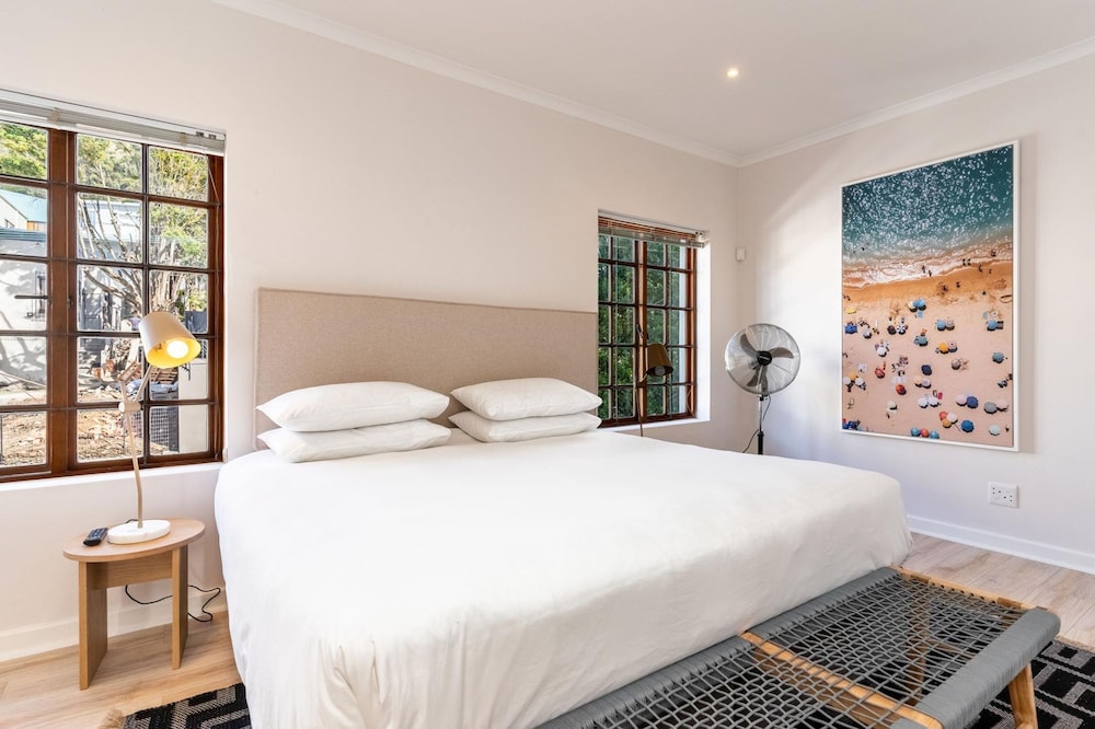 Cape Azure Oasis - Sea Point Retreat With hot tub