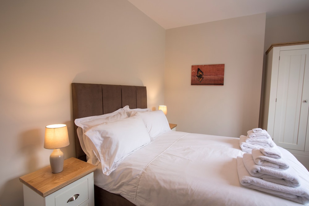 Spacious 2 Bedroom Apartment Surrounded with 36 Acres of Parkland view 4