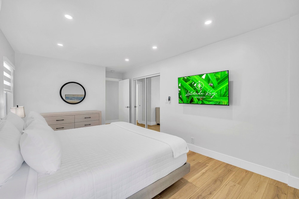 Beach Condo King Bed Lush Patio w BBQ Birch Key Seven