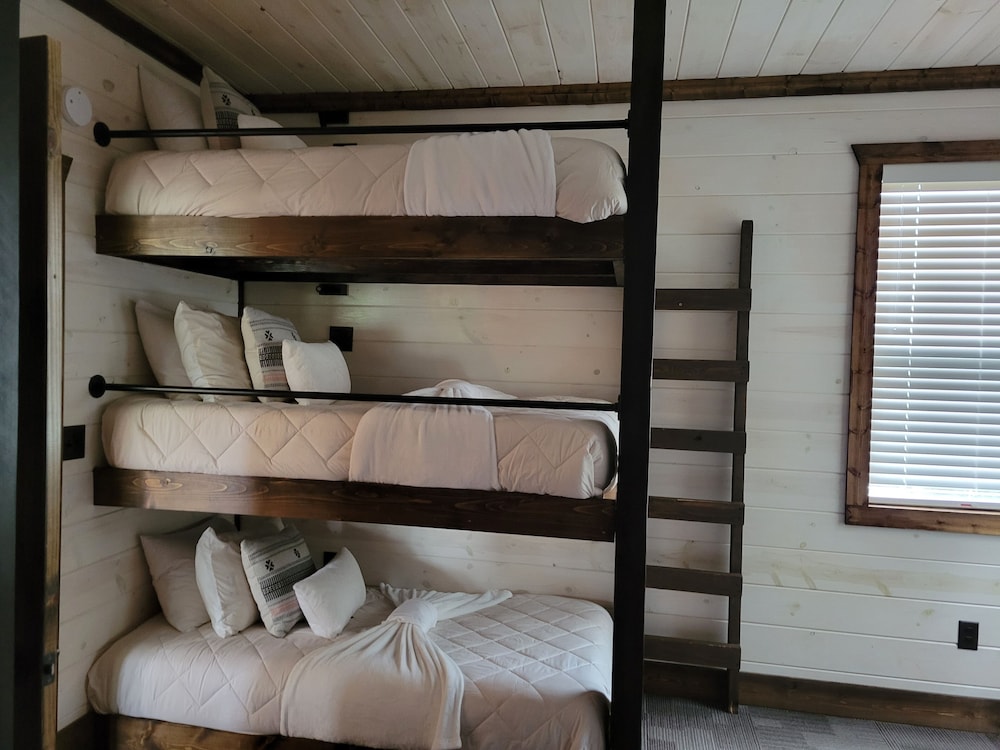 Grits And Gravy 4 Bedroom Cabin by Redawning view 3