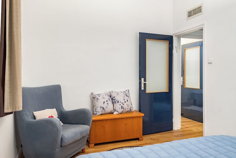 Relax in a Garden Oasis by Sea N' Rent
