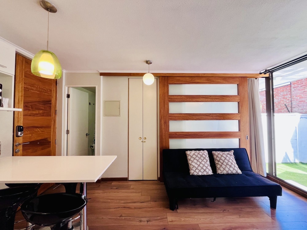 Urban Yard Bus Terminal Home Office Pool Wifi