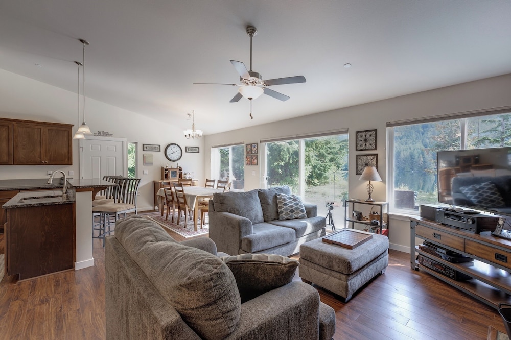 A Re-styled Single Story, 3-bedroom, 2-bath Ranch Style Cabin at Silver Lake