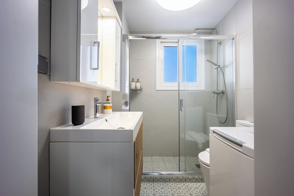 Cozy 2BR Near Metro Acropolis View