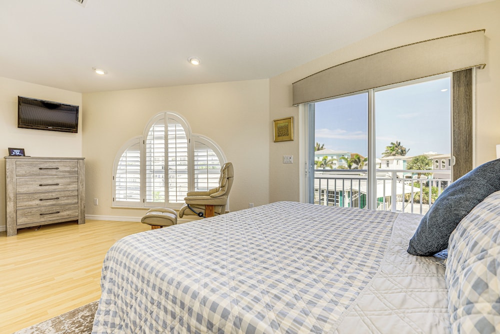 Ocean Access, Mini Golf & Pools: Jensen Beach Gem