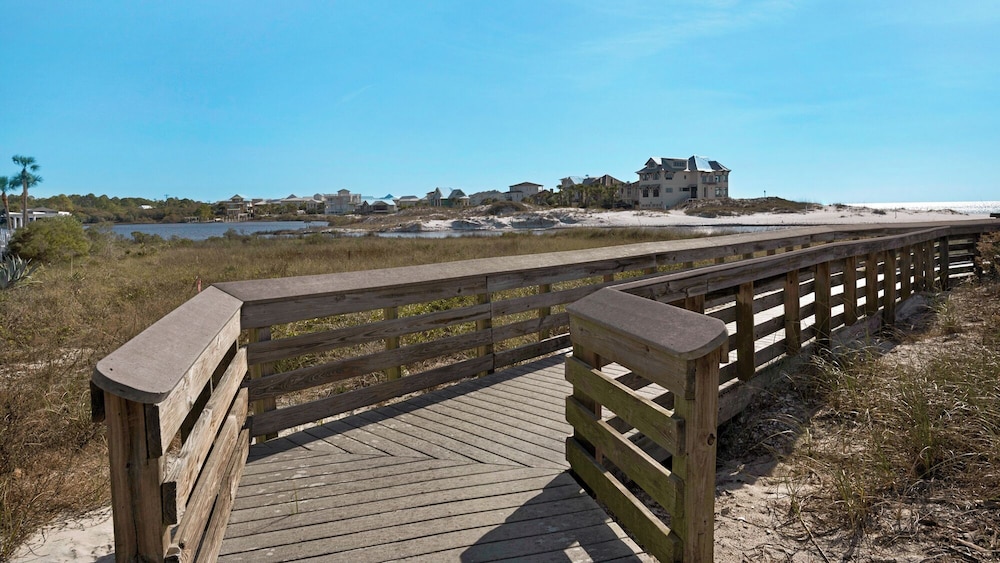 Best of Both Worlds: Pool, Golf Cart, Nearby Attractions & Steps to Beach!